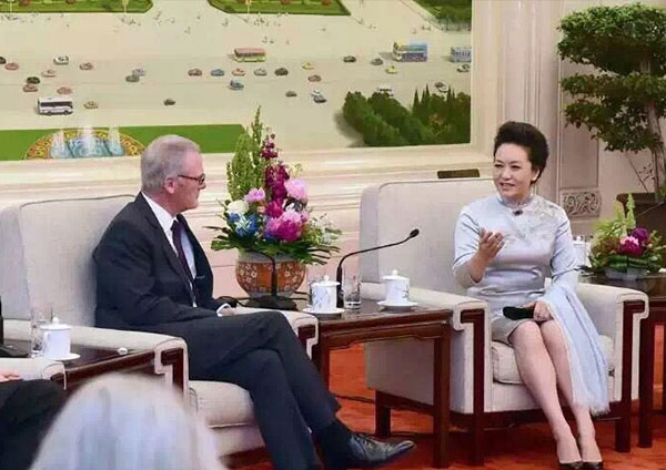 彭丽媛向新西兰客人介绍中国书法艺术